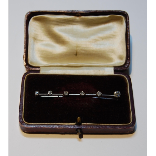 70 - Diamond bar brooch with six brilliants, in white gold.