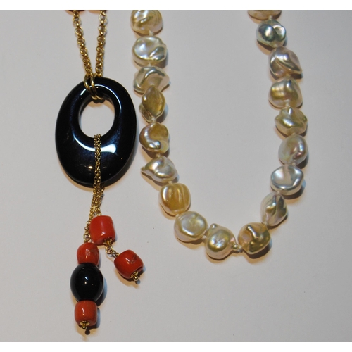 72 - Baroque pearl necklet and a necklace with coral and onyx.