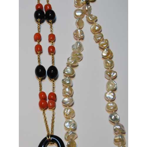 72 - Baroque pearl necklet and a necklace with coral and onyx.