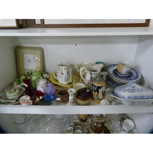 135 - Decorative items to include an 18th century-style teapot, blue and white plates, Royal Winton breakf... 