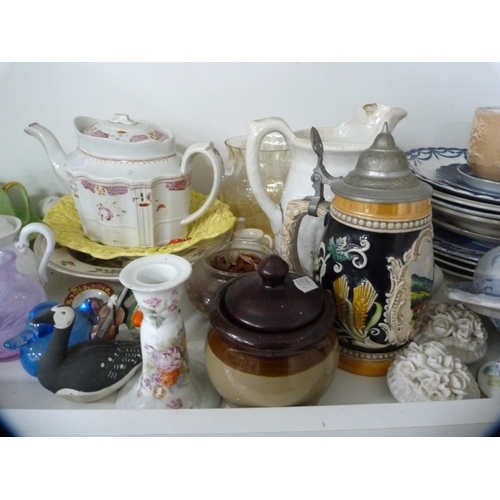 135 - Decorative items to include an 18th century-style teapot, blue and white plates, Royal Winton breakf... 