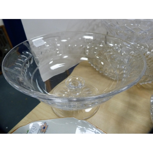 29 - Group of cut glass and crystal to include a Regency-style rummer, bowls, ashtray, stemmed bowl, dish... 