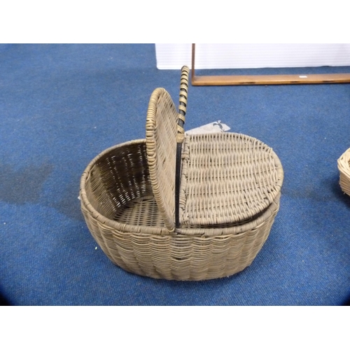 468 - Group of wicker baskets and a plate rack.