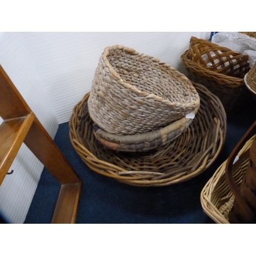 468 - Group of wicker baskets and a plate rack.