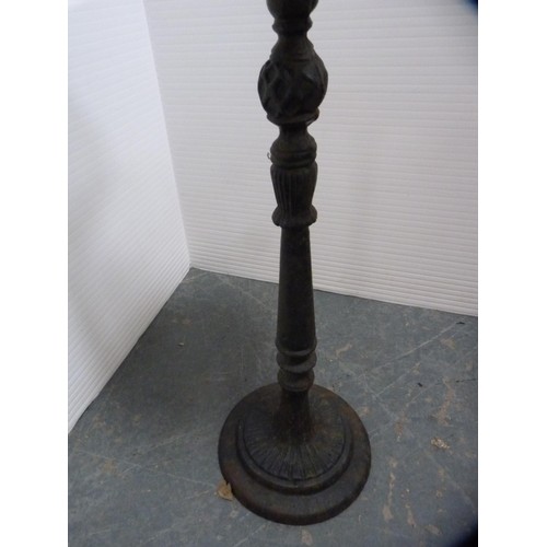 476 - Small cast iron bird bath.