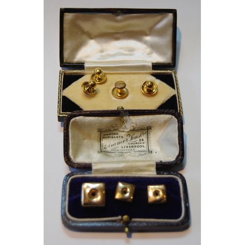 83 - Set of four 18ct gold collar studs, 2.9g gross, and a set of three graduated 9ct gold collar studs, ... 