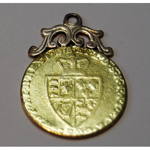 156 - George III gold guinea, 1790, with spade shield home nations crest to the reverse, pendant loop atta... 