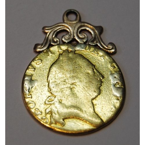 156 - George III gold guinea, 1790, with spade shield home nations crest to the reverse, pendant loop atta... 