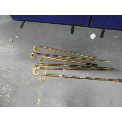 481 - Various horn handled walking sticks.