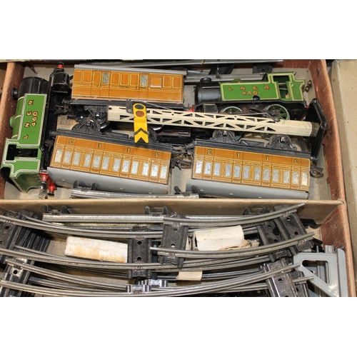 11 - Meccano Limited Hornby O gauge clockwork train set with 0-4-0 locomotive 460 green, three carriage e... 