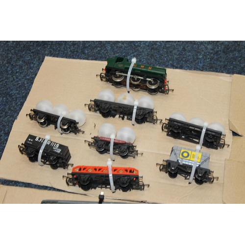 19 - OO gauge model railways to include Triang R357 diesel locomotive D5572 BR green, Hornby Gulf oil wag... 