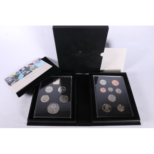 595 - The Royal Mint UNITED KINGDOM Elizabeth II (1952-2022) proof coin set 2022 (thirteen coins and a pla... 