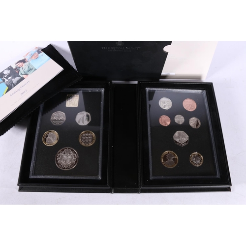 595 - The Royal Mint UNITED KINGDOM Elizabeth II (1952-2022) proof coin set 2022 (thirteen coins and a pla... 