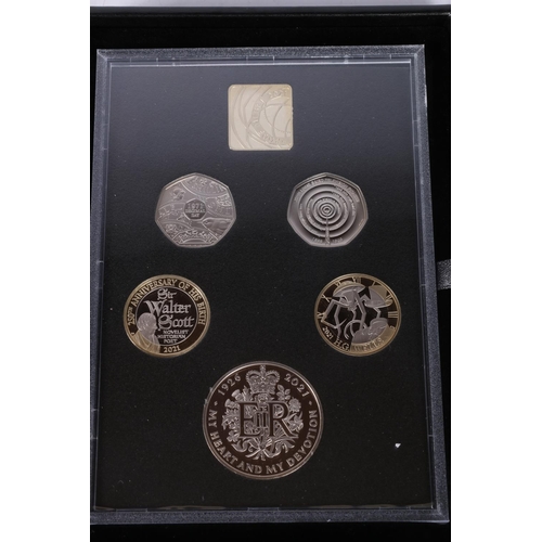 596 - The Royal Mint UNITED KINGDOM Elizabeth II (1952-2022) proof coin set 2021 (thirteen coins and a pla... 