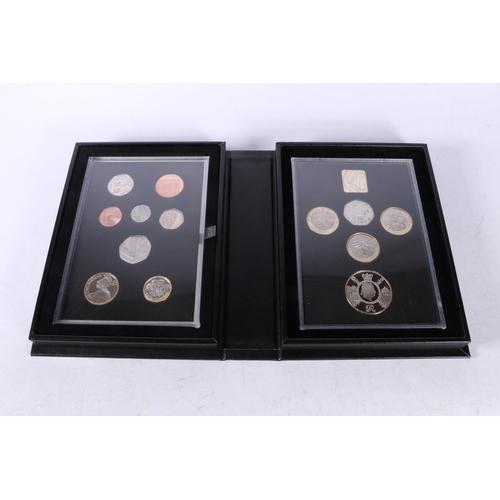 597 - The Royal Mint UNITED KINGDOM Elizabeth II (1952-2022) proof coin set 2020 (thirteen coins and a pla... 