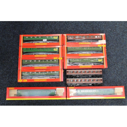 88 - Hornby OO gauge model railways rolling stock including R162 composite coach x2, R163 brake coach, R1... 