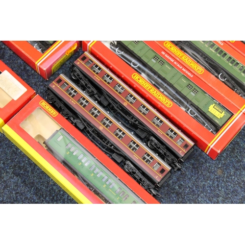 88 - Hornby OO gauge model railways rolling stock including R162 composite coach x2, R163 brake coach, R1... 