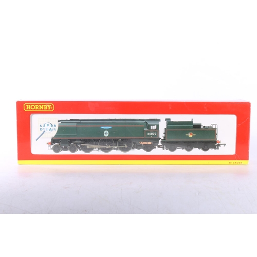 77 - Hornby OO gauge model railways 4-6-2 Hawkinge (renamed) tender locomotive 34069 BR green in R2260 Ma... 