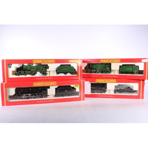 82 - Hornby OO gauge model railways 4-4-0 Shrewsbury (renamed) tender locomotive 921 Southern green, 4-4-... 