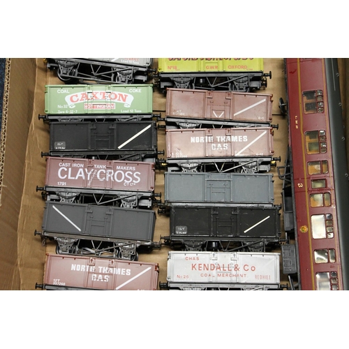 102 - Lima Models O gauge or O scale model railway to include LMS composite coach 5461 and twenty wagons i... 