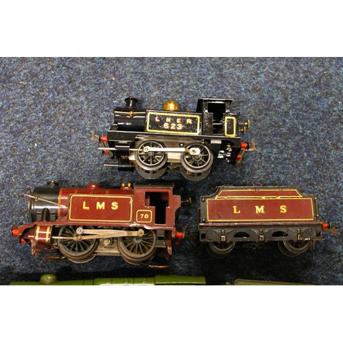 111 - Hornby O gauge clockwork model railway locomotives to include Flying Scotsman, 2180 LMS maroon, 1185... 