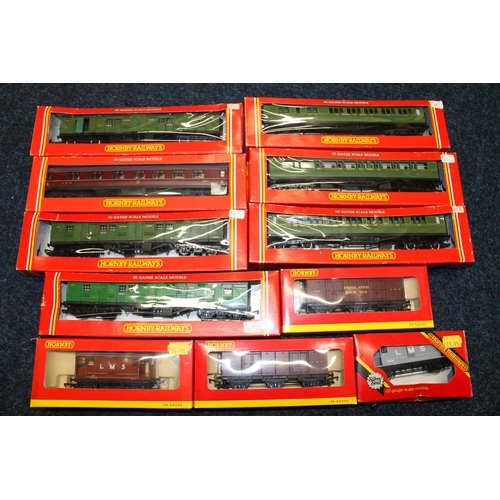 92 - Hornby OO gauge model railways to include R162 SR composite coach olive green, R174 SR bogie luggage... 