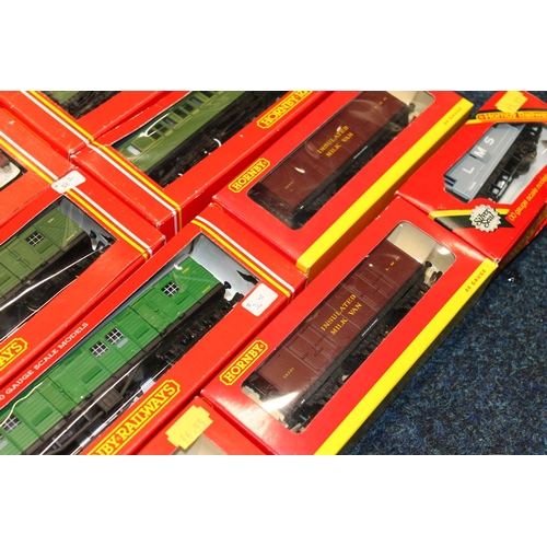 92 - Hornby OO gauge model railways to include R162 SR composite coach olive green, R174 SR bogie luggage... 