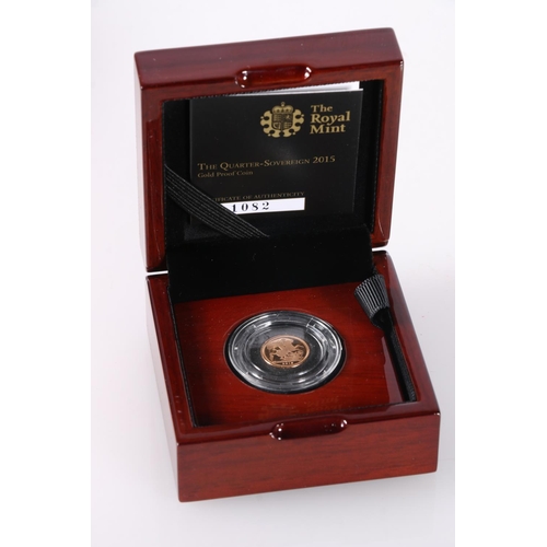 723 - The Royal Mint UNITED KINGDOM Queen Elizabeth II (1952-2022) gold quarter sovereign 2015, in issue b... 