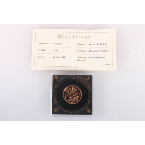 725 - The Royal Mint UNITED KINGDOM Queen Elizabeth II (1952-2022) gold sovereign 2015 in slab with certif... 