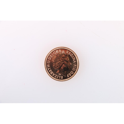 726 - The Royal Mint UNITED KINGDOM Queen Elizabeth II (1952-2022) gold sovereign 2015 in slab with certif... 