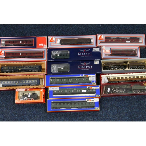 119 - Rivarossi OO gauge model railways including 4-6-2 Calais SNCF Pacific tender locomotive, 2594 dining... 