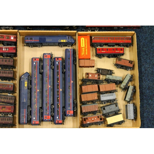 121 - Hornby and other OO gauge model railways including GNER high speed train 'City of Kingston upon Hull... 