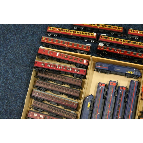 121 - Hornby and other OO gauge model railways including GNER high speed train 'City of Kingston upon Hull... 