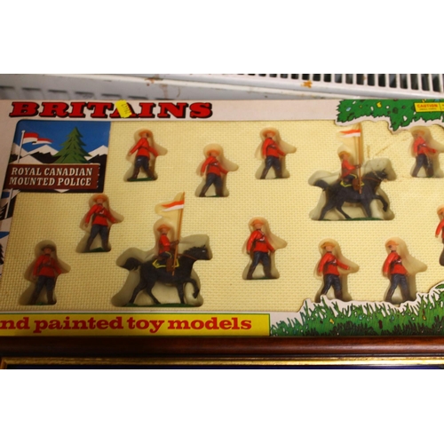 138 - Britains 7695 Eyes Right Models Royal Canadian Mounted Police RCMP set boxed, also 40207 Civilians Q... 