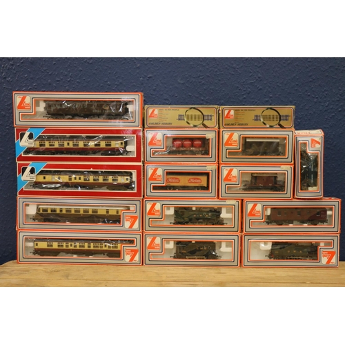 145 - Lima OO gauge model railway to include 205132 diesel rail car No22 brown and cream, 205117 0-6-0 tan... 