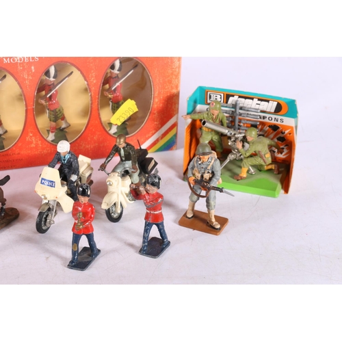 157 - Britains 7245 Gordon Highlanders set boxed, a white metal figure of a Scots Guard, Britains Deetail,... 