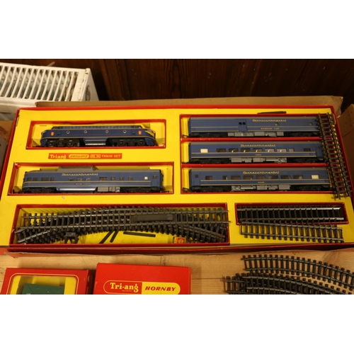 27 - Triang OO gauge model railways RS34 electric train set with R159 diesel locomotive with Transcontine... 