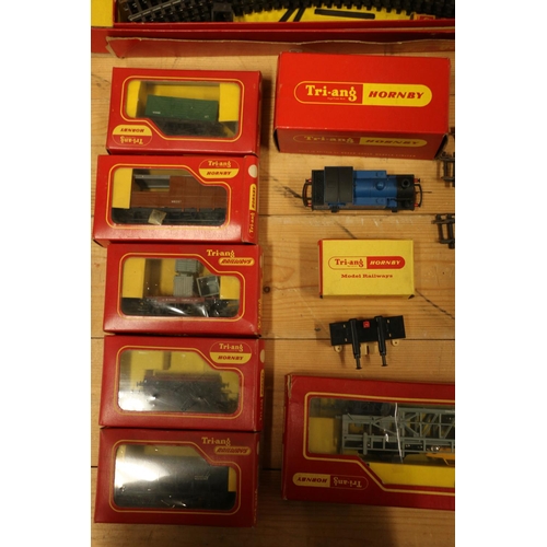 27 - Triang OO gauge model railways RS34 electric train set with R159 diesel locomotive with Transcontine... 