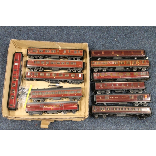 114 - O gauge model railways coaches including restaurant car, Royal Mail coach set, 1st class and third c... 