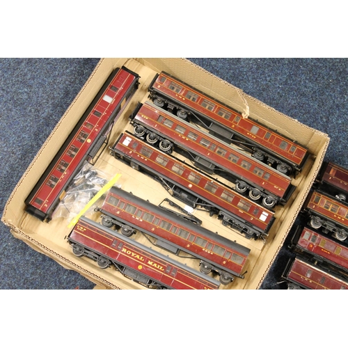 114 - O gauge model railways coaches including restaurant car, Royal Mail coach set, 1st class and third c... 