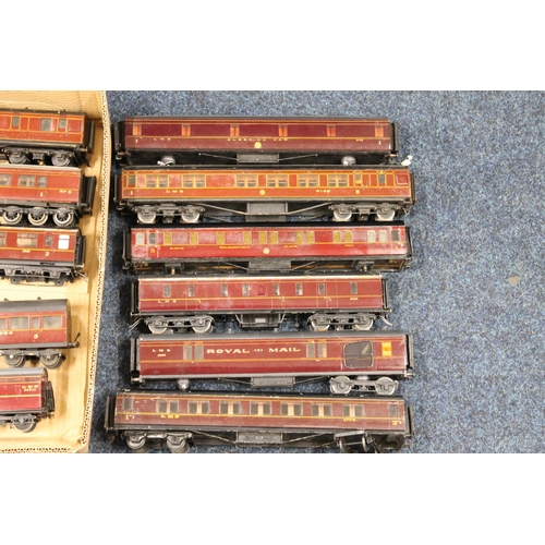 114 - O gauge model railways coaches including restaurant car, Royal Mail coach set, 1st class and third c... 