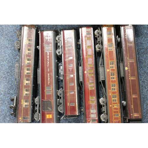 114 - O gauge model railways coaches including restaurant car, Royal Mail coach set, 1st class and third c... 