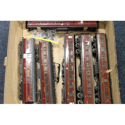 114 - O gauge model railways coaches including restaurant car, Royal Mail coach set, 1st class and third c... 