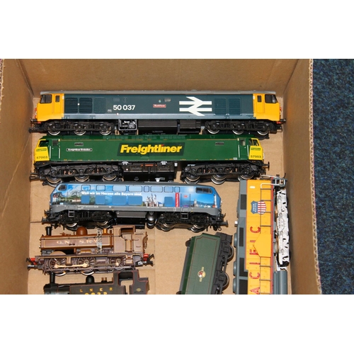 163 - OO gauge model railway locomotives to include Bachmann Union Pacific 6900 yellow grey, Hornby diesel... 