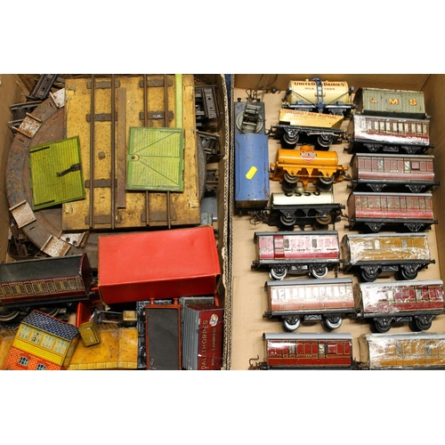 103 - Hornby O gauge model railways to include 0-4-0 locomotive 2270 LMS red/maroon, tinplate engine shed,... 