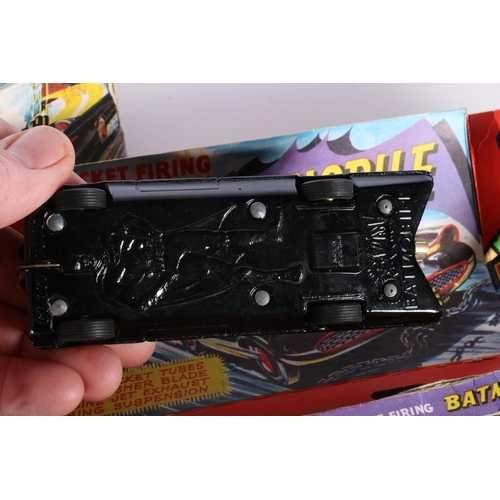 228 - Corgi Toys 267 diecast rocket firing Batmobile with Batman and Robin, first type example without tow... 