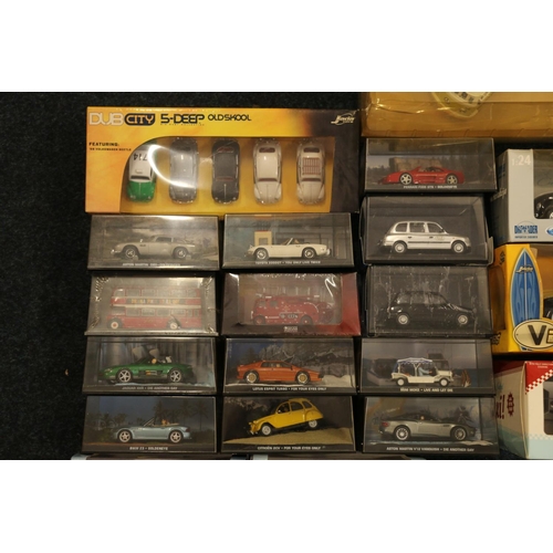 199 - Diecast model vehicles to include Welly 1:24 scale VW Beetle, Jada Toys V Dub$ 53007 1959 Volkswagen... 