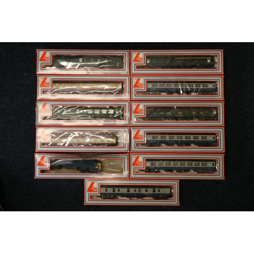 206 - Lima Models OO gauge model railway including City of London diesel locomotive 87005 BR blue, coaches... 