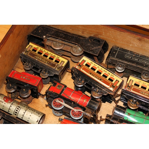 249 - Hornby O gauge model railway including clockwork 0-4-0 tender locomotive 3435 red, 0-4-0 locomotive ... 