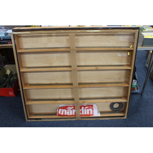 257 - Pine wall display case or transportation case with five shelves for model railways, 106cm x 92cm.